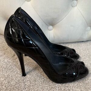 Stuart Weitzman Scoop Quilted Black Patent Leather Peep Toe Heels Pumps 7.5 M